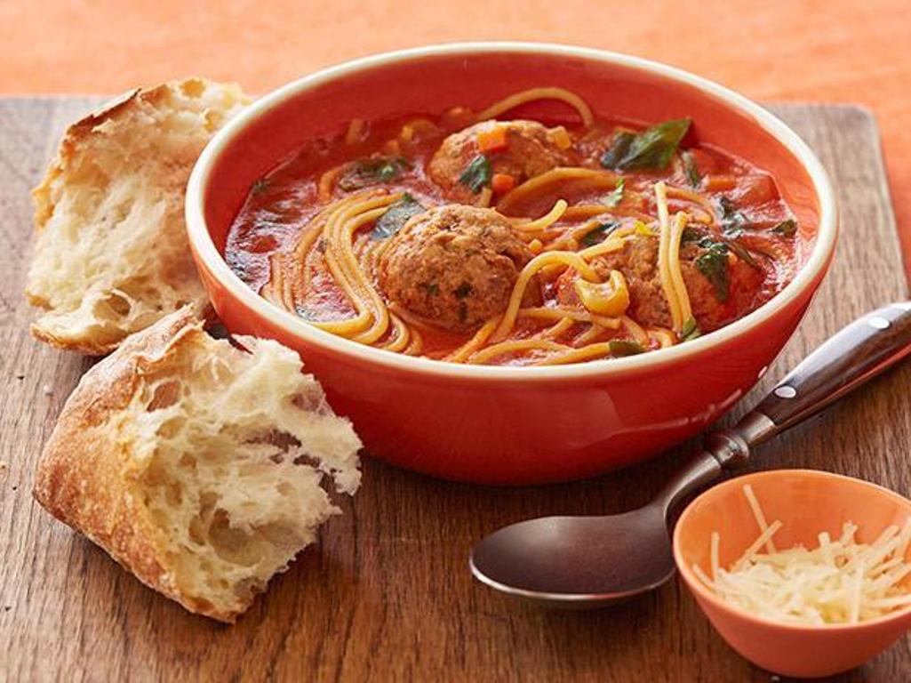 Суп с спагетти. Томатный суп с фрикадельками и спагетти. Шурпа с тефтелями. Суп спагетти с мясом. Спагетти с рагу из телятины.